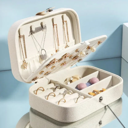 Boîte à bijoux en cuir, compacte et jolie vue 3 - Chandore