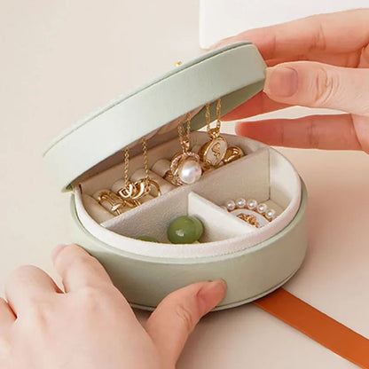 Mini boîte à bijoux en cuir, douce et organisée vue 5 - Chandore