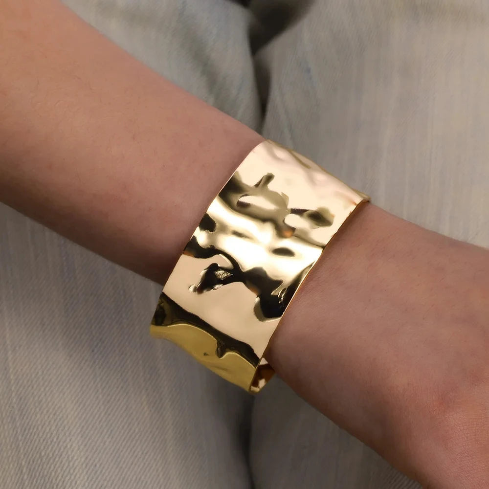 Manchette dorée à motifs, en acier inoxydable vue 3 - Chandore
