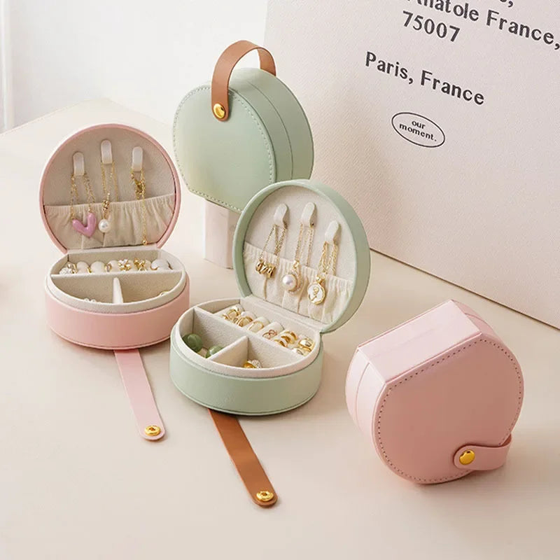 Mini boîte à bijoux en cuir, douce et organisée vue 2 - Chandore