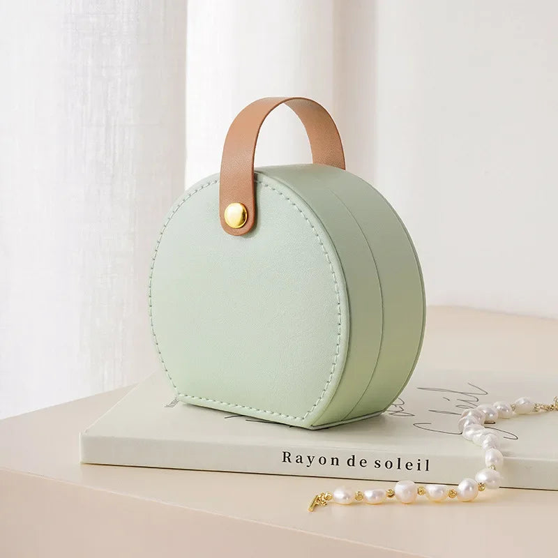 Mini boîte à bijoux en cuir, douce et organisée vue 7 - Chandore