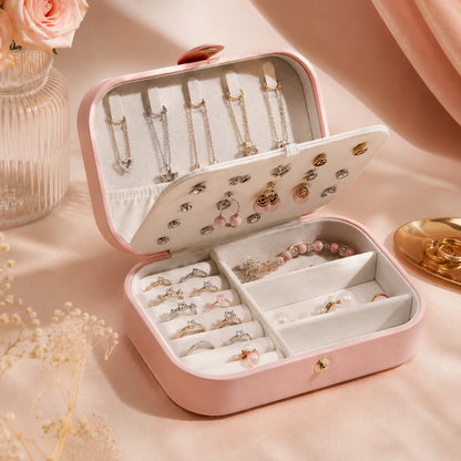 Boîte à bijoux en cuir rose ouverte avec bagues et colliers - Chandore